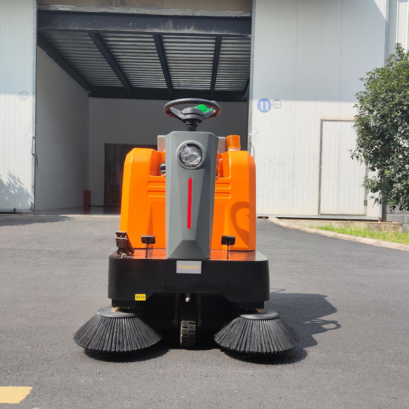 企業(yè)用榮事達(dá)駕駛式掃地機(jī)的優(yōu)勢(shì)，多少錢一臺(tái).jpg